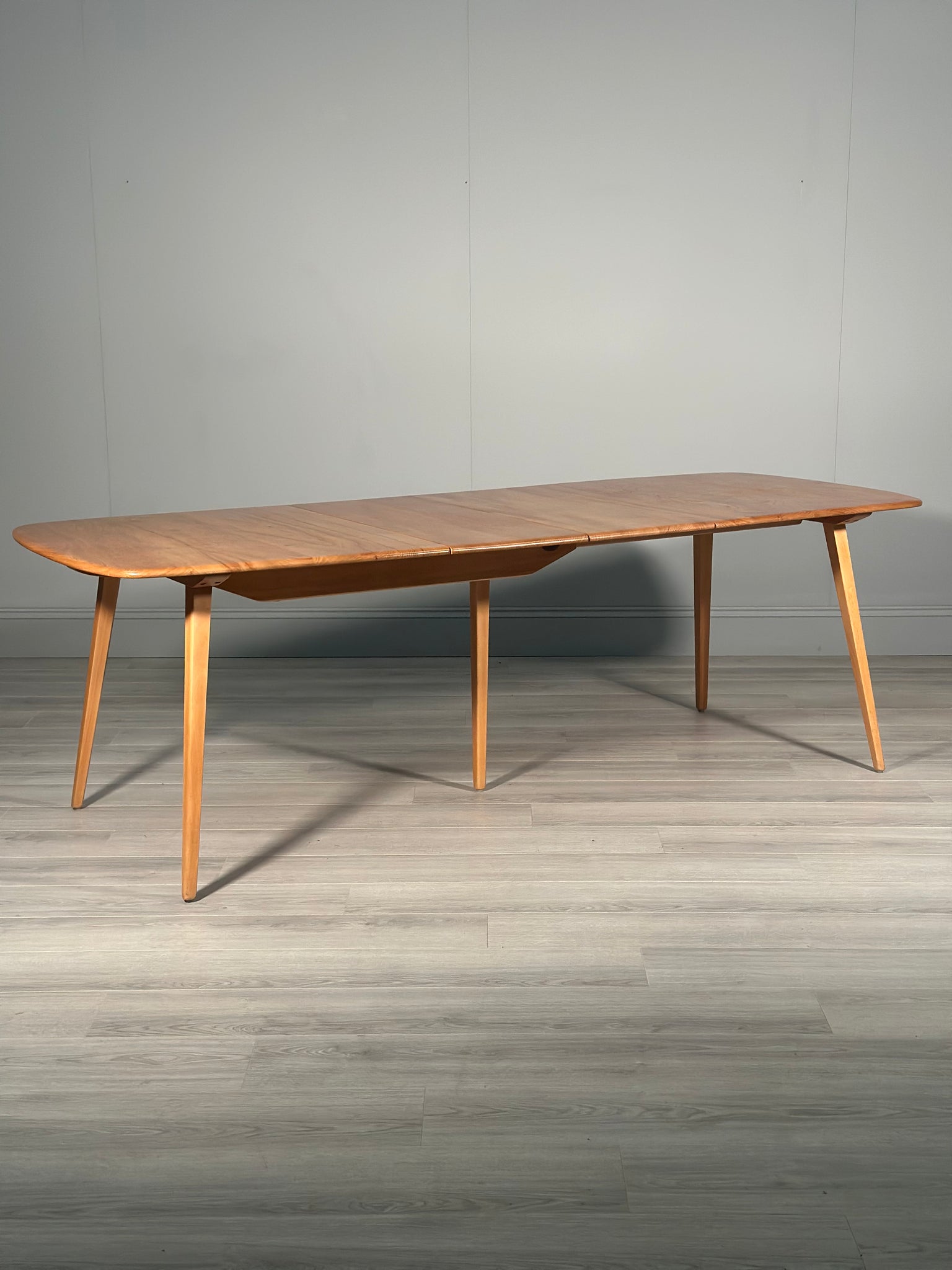 Ercol grand windsor shop extending dining table