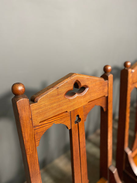 Set Of 6 Late Victorian Gothic Pitch Pine Church Chairs Including Carver Chair