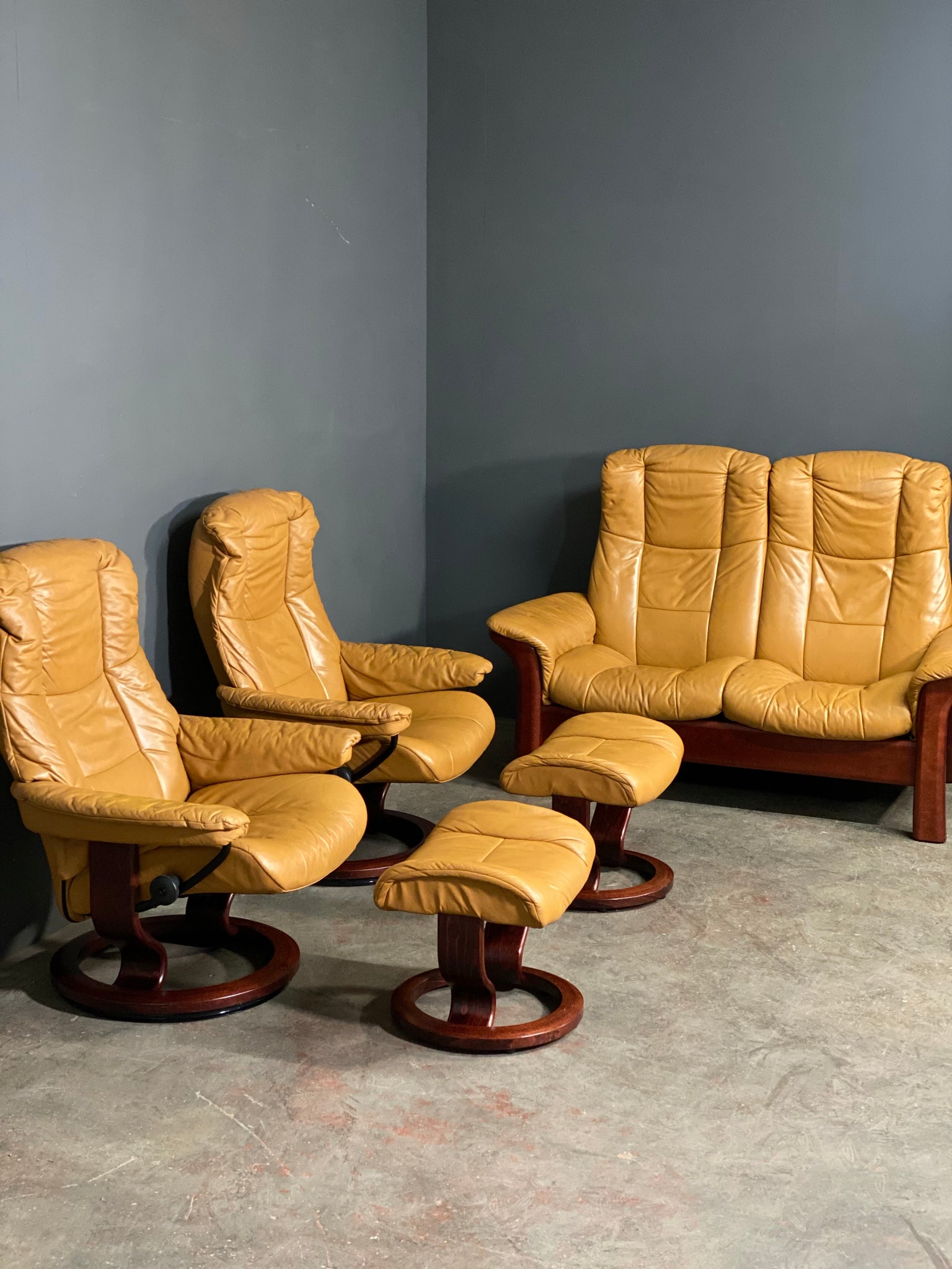 Ekornes Stressless Leather Recliner Suite In Tan